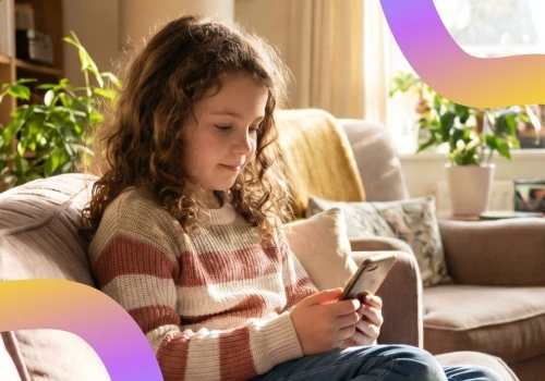 83% dzieci sięga po smartfon. Okazuje się też, że coraz wcześniej wchodzą do tego świata