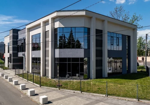 Prestiżowa nieruchomość w centrum Jaworzna na sprzedaż. To idealne miejsce na prywatną klinikę lub nowoczesną siedzibę firmy