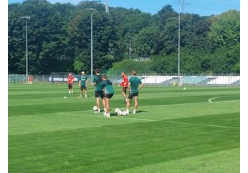 Lechia Gdańsk szykuje niespodziankę przed sobotnim sparingiem. Kluczowa decyzja coraz bliżej. Tymczasem z klubu odchodzi kolejny piłkarz