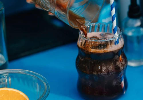 Nowa generacja konsumentów wybiera kawę na zimno – NESCAFÉ rozwija platformę cold coffee