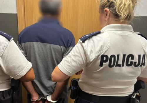 Nietrzeźwy obcokrajowiec bez uprawnień uszkodził znak drogowy. Nielegalnie przebywał w Polsce