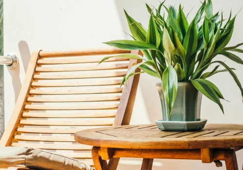 Leżanka na balkon to niezbędny mebel dla wakacyjnego relaksu. Te dwa modele przyciągają uwagę