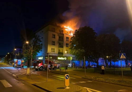 Ogromny pożar w Świnoujściu. Mieszkańcy musieli uciekać z budynku