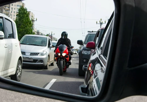 Motocykle na pasach awaryjnych. Poszli po rozum do głowy