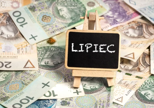 Ważne zmiany od 1 lipca. Podwyżka płacy minimalnej, zmiany w zakupach przez internet oraz nowości w zasiłkach