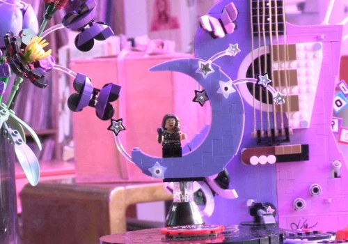 LEGO i Olivia Rodrigo prezentuje nową kolekcję, zachęcając fanów odkrywania historii w każdym elemencie