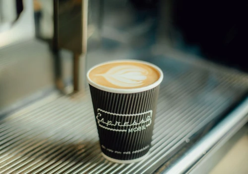 Wydajesz 100 zł dziennie w Green Caffè Nero, by uciec przed upałem? Oto darmowy sposób na home office