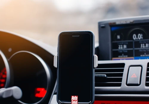 Grzeje ci się telefon w samochodzie? Jest na to sposób