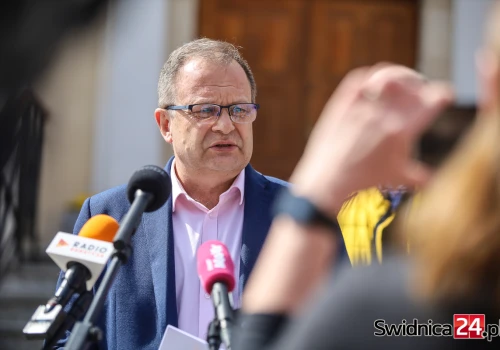 Burmistrz Świebodzic bez absolutorium i wotum zaufania. Zabrakło jednego głosu