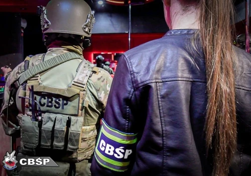 Nalot CBŚP na klub go-go w Łodzi. 8 osób zatrzymanych za oszustwa na klientach