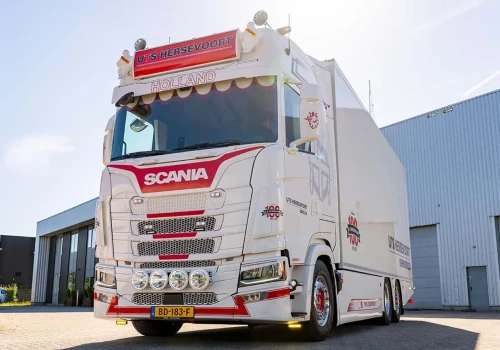 Scania 45S po klasycznym tuningu – elektryczne podwozie u 101-letniego przewoźnika