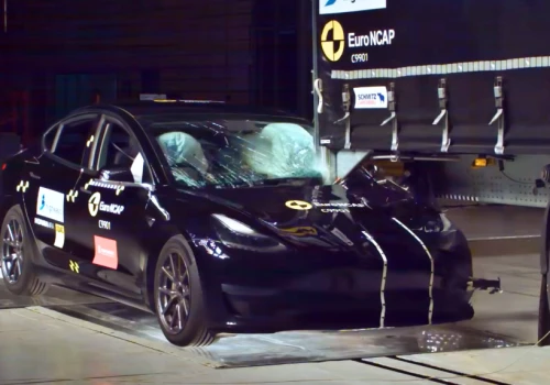 Auto osobowe kontra tył naczepy. Zatrważające wyniki testów przeprowadzonych przez Euro NCAP i ADAC