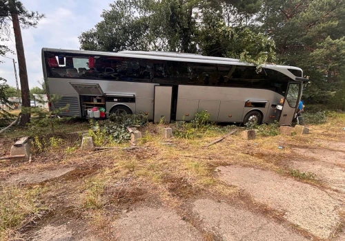 Autobus zjechał z drogi i uderzył z impetem w ogrodzenie. Akcja służb w Stalach