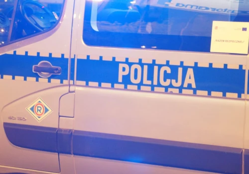 Warto zwolnić na mokrej nawierzchni. Na ekspresówce auto uderzyło w bariery