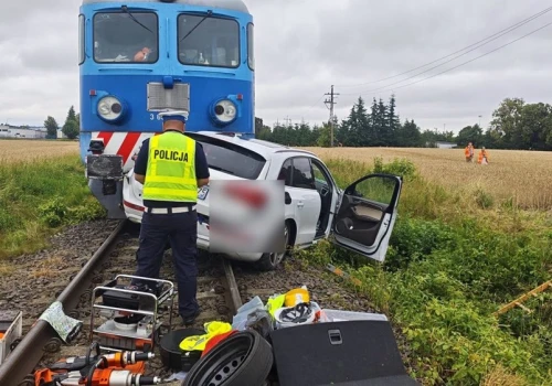 Kiszkowo. Samochód wjechał w pociąg towarowy, kierowca nie żyje