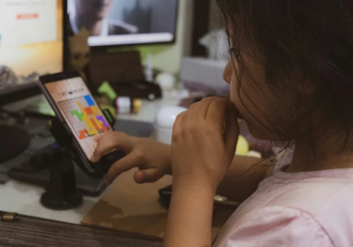 To coś specjalnego dla rodziców. Smartfon bez gier, ale z przyjaznym AI