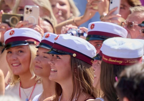 Księżniczka Izabela świętuje zakończenie szkoły w kostiumie kąpielowym