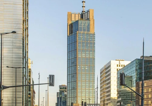Konsekwencje upadku szyby z Varso Tower, sektor masowej mody przed giełdowymi wyzwaniami i koniec programu CPN (Najważniejsze informacje dnia)