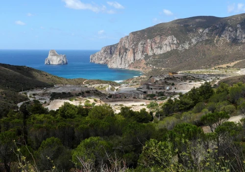 Plaża w Europie wygląda jak naturalny basen. Tuż obok stoi skała niczym z Rio de Janeiro