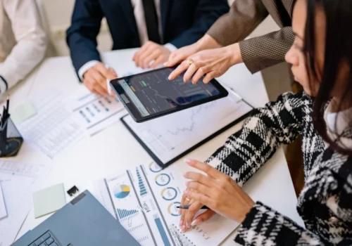 Jak faktoring online pozwala bezpiecznie i bez długu finansować rozwój firmy?