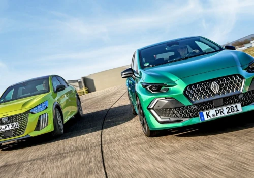 Peugeot 208 kontra Renault Clio. Dwa miejskie hatchbacki, dwa różne napędy | PORÓWNANIE
