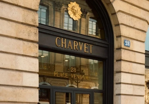 Chanel przejmuje koszulową legendę. Francuska marka szyła dla Churchilla i Lagerfelda