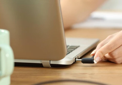 Czy częste ładowanie laptopa niszczy baterię? Wyjaśniamy raz na zawsze