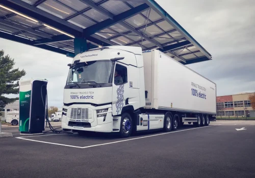 Powrót brakującej marki, nowe diesle i długie elektryki: Renault i Volvo w Hanowerze