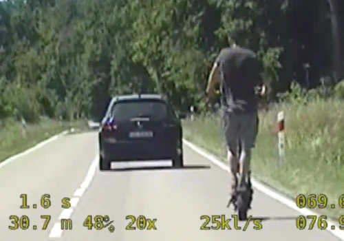 Pędził hulajnogą elektryczną 70 km/h. Tak się tłumaczył
