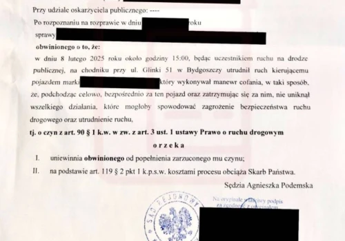Policja chciała ukarać pieszego za stanie na chodniku. Kompromitacja w sądzie