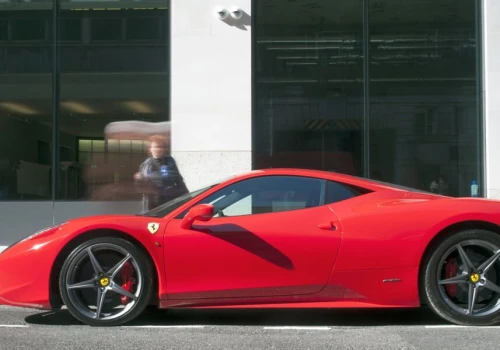 Dzieci zamieniły Ferrari za 2 mln zł w zjeżdżalnię. Sprawa trafiła do sądu