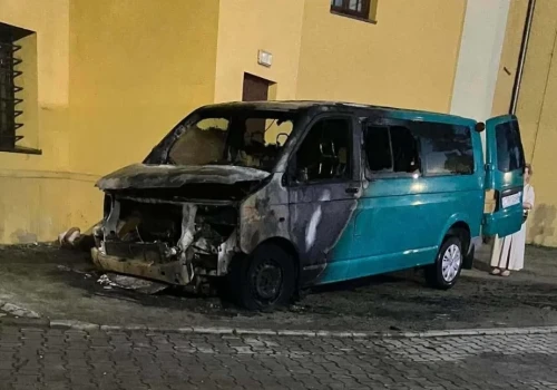 Ktoś podpalił busa GOK w Zawoni. Ogień mógł strawić zabytkowy ośrodek kultury. „To były sekundy”