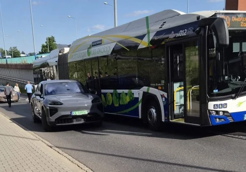 Kolizja elektrycznego Porsche z autobusem miejskim. Utrudnienia przy Bonarce