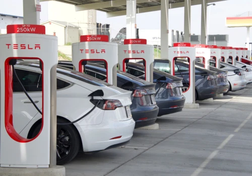 Tesla skorzystała na kryzysie paliwowym. Mocno wzrosła sprzedaż samochodów elektrycznych