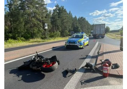Wypadek na DK11 w Podgajach. Zderzenie osobówki z motocyklem