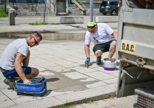 Naprawiono wybrzuszoną nawierzchnię na Starym Rynku. Prace wykonano w ramach robót pogwarancyjnych