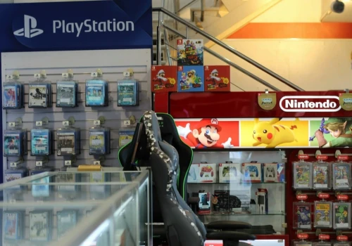 Sprzedawcy gier nie mają wątpliwości: „formaty cyfrowe i fizyczne mogą współistnieć”. Popularny sklep krytykuje Sony i zapowiada walkę o lepszą przyszłość