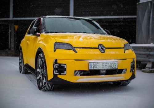 Renault miażdży rywali we Francji. Clio numerem jeden, Renault 5 rządzi wśród elektryków