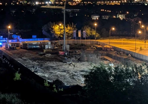 Huk maszyn w środku nocy na budowie przy Wrońskiej. Mieszkańcy wezwali policję