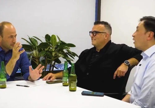 Tesla wykorzystuje wewnętrzne mikrofony samochodów już w fabryce, żeby lokalizować skrzypienia. A Moravy wyrasta na CEO Tesli