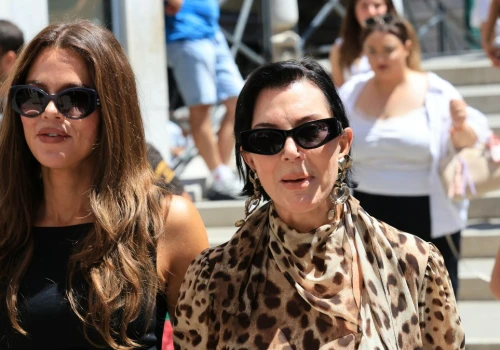 Stylizacja Kris Jenner idealna na lato. Modeluje sylwetkę, przyciąga wzrok