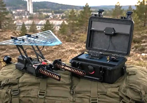 Latający router dla dronów. Operator może się ukryć za wzgórzem