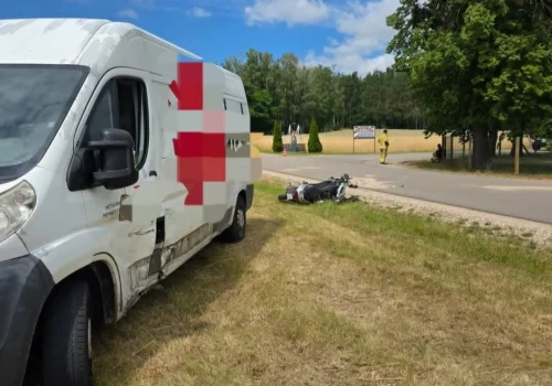 Groźny wypadek dostawczaka i motoroweru. 64-latka trafiła do szpitala