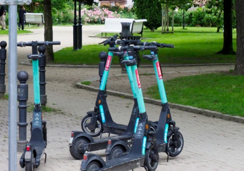 5000 zł kary za jazdę hulajnogą lub rowerem. Bezwzględny zakaz do końca września