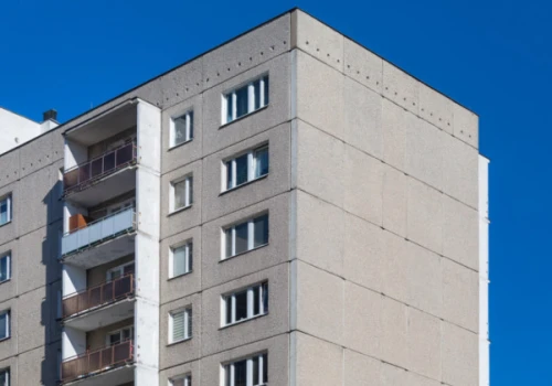 Inspektor ostrzega przed katastrofą bloku, spółdzielnia widzi to inaczej. Spór na Ursynowie