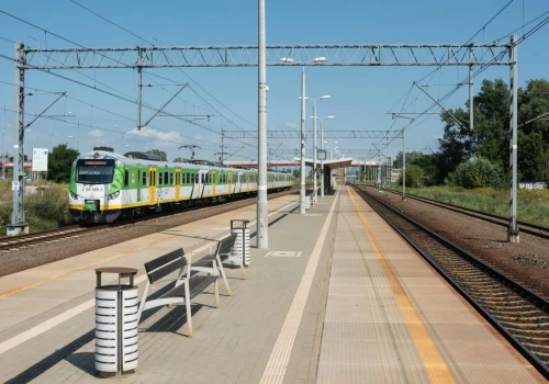 Koniec przystanku PKP Warszawa Okęcie. Chodzi o to, by nie było pomyłek z lotniskiem Chopina