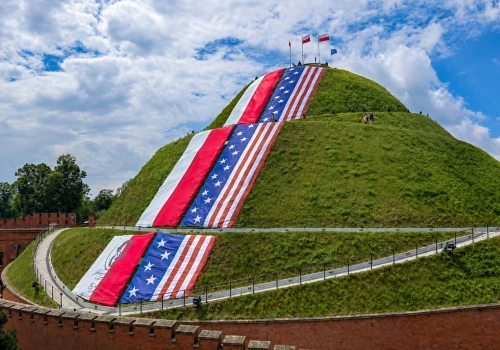 Na Kopcu Kościuszki rozłożono wspólną flagę Polski i USA. To element wyjątkowych obchodów