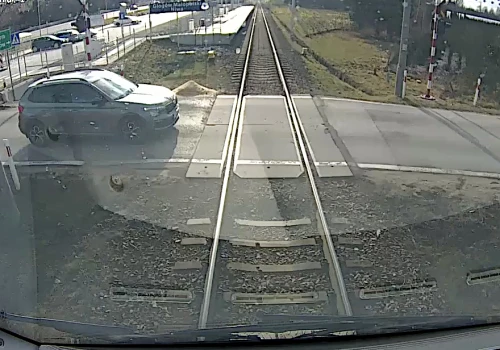 POLREGIO ostrzega kierowców: na przejazdach kolejowych nie ma miejsca na ryzyko