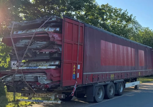 Wyrejestrowana, nieubezpieczona naczepa z czterema kolejnymi naczepami w środku