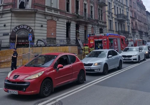 Znowu pali się w kamienicy przy ul. Chopina. Interweniuje straż pożarna